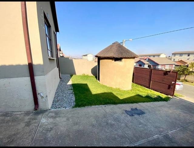 2 BEDROOM HOUSE FOR SALE IN FLEURHOF